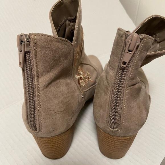 Wylie sz 6.5 tan booties some wear - Picture 3 of 6